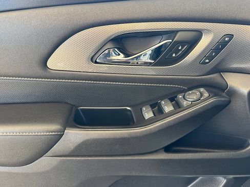 Used 2023 Chevrolet Traverse Premier FWD image 11