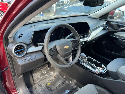 Used 2025 Chevrolet Trax LT image 30