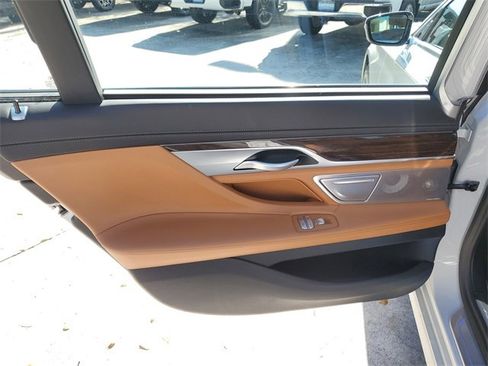 Used 2021 BMW 750i xDrive w/ Executive Package image 16