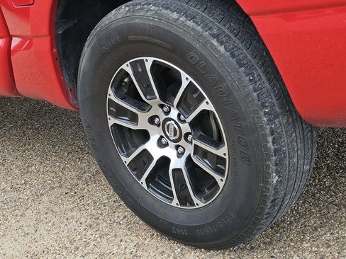 Used 2022 Nissan Titan SV RWD image 8