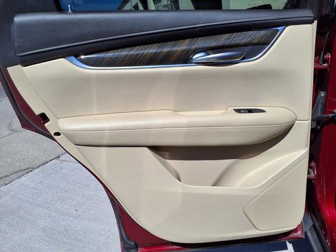 Used 2018 Cadillac XT5 FWD image 17