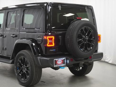 Used 2023 Jeep Wrangler Unlimited Sahara w/ Cold Weather Group image 13