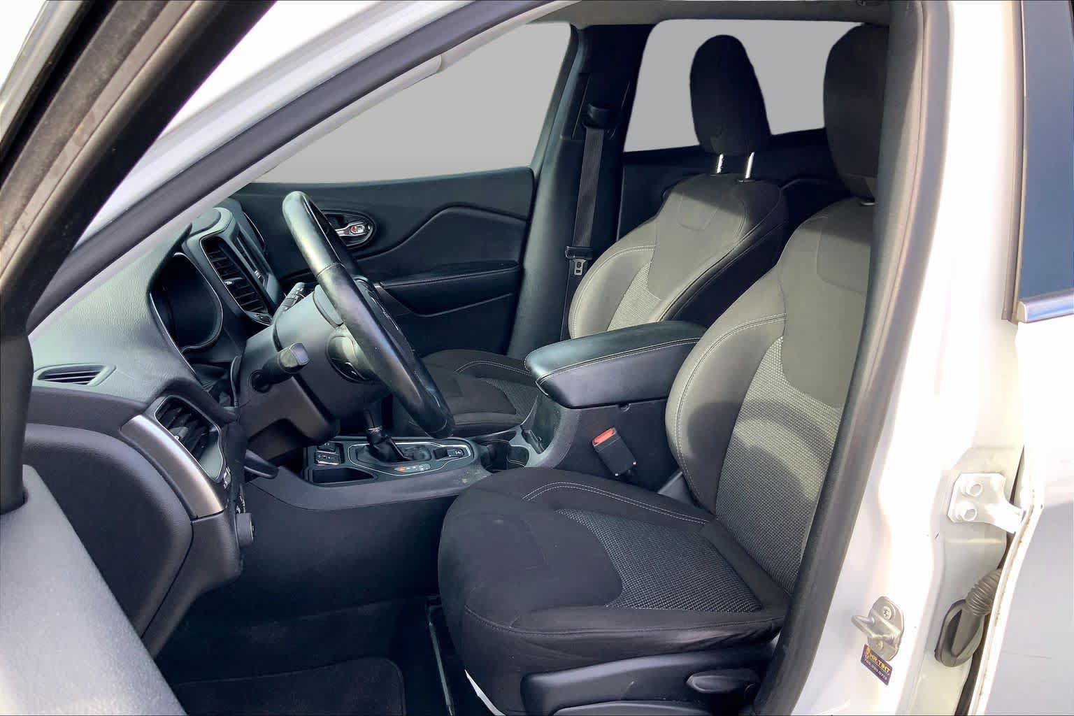 Used 2019 Jeep Cherokee Latitude w/ Cold Weather Group FWD image 8