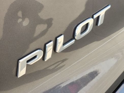 Used 2017 Honda Pilot Touring image 12