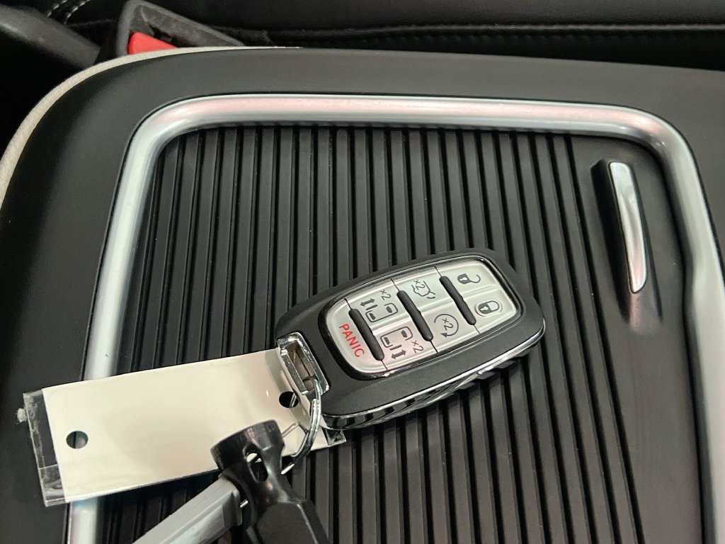 Used 2024 Chrysler Pacifica Touring-L FWD image 33