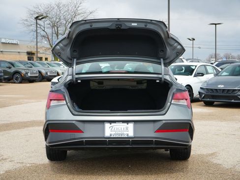 Used 2025 Hyundai Elantra SEL image 11