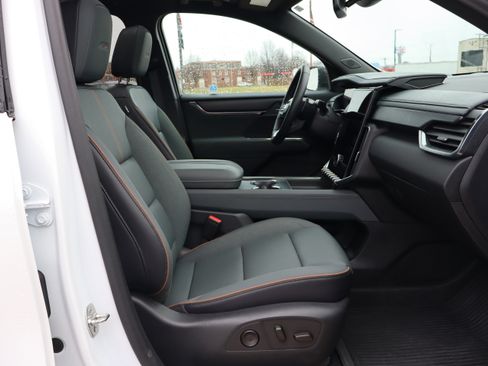 Used 2024 GMC Acadia AT4 w/ Luxury Package image 14