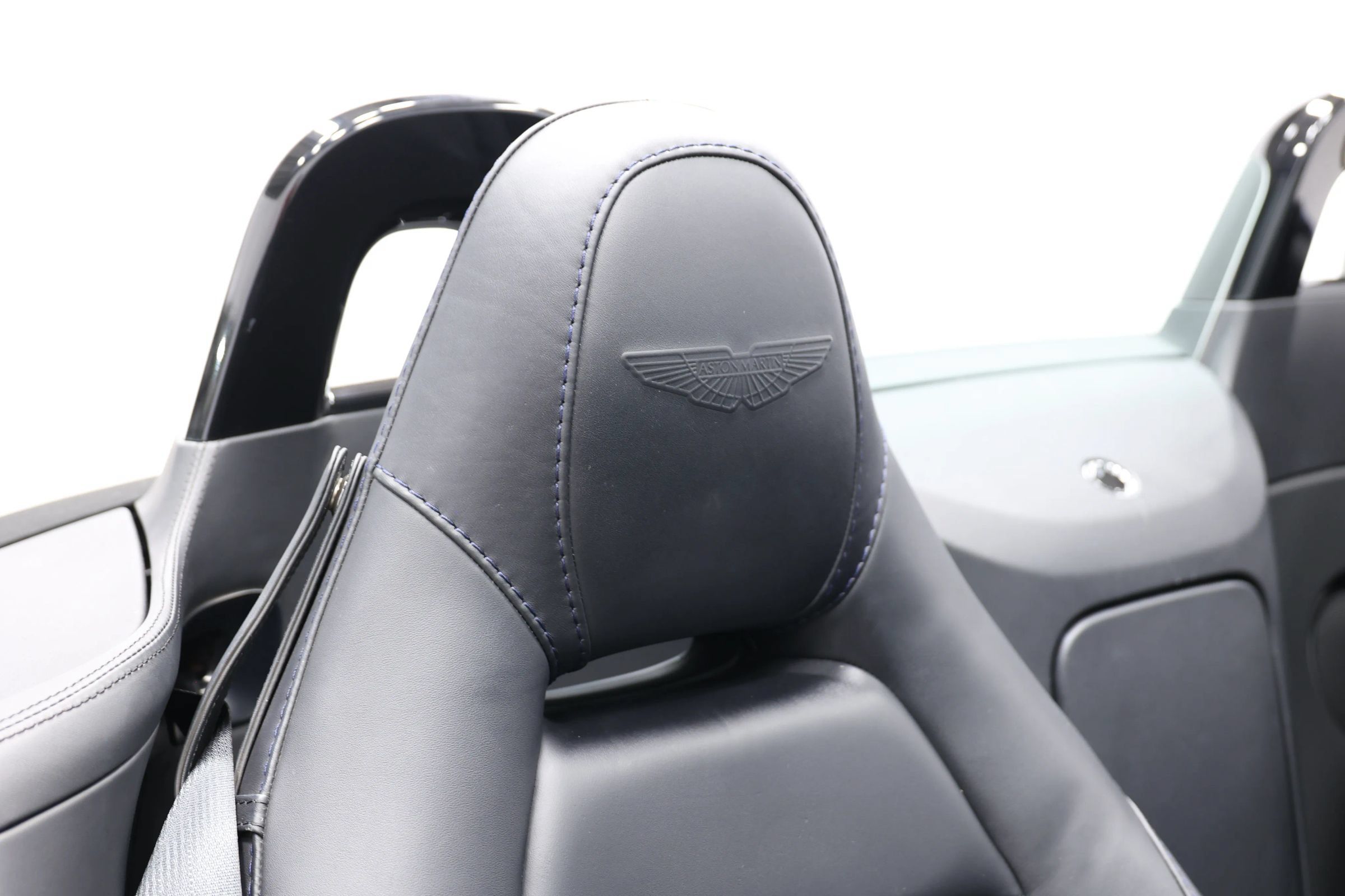 Used 2023 Aston Martin V8 Vantage Roadster RWD image 65
