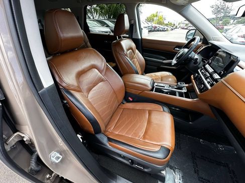 Used 2023 Nissan Pathfinder Platinum FWD image 15