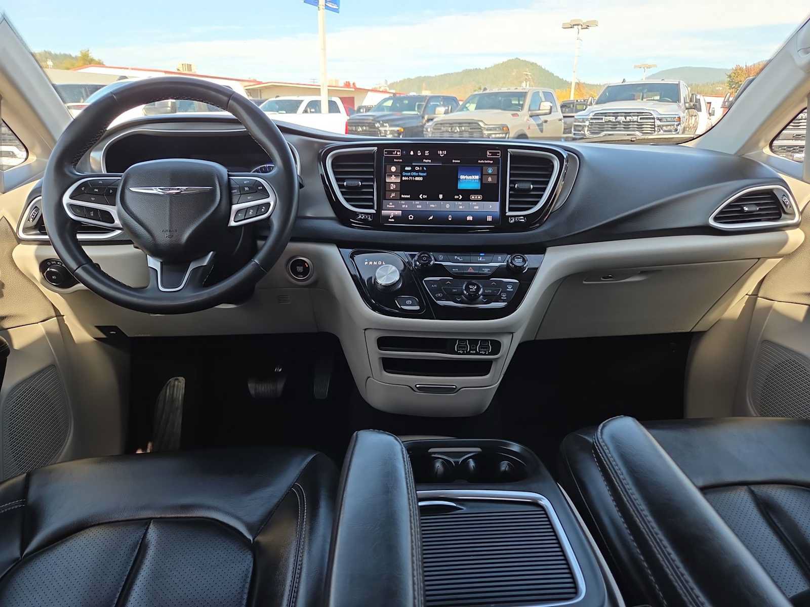 Used 2023 Chrysler Pacifica Touring-L FWD image 18