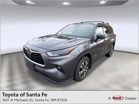 Used 2022 Toyota Highlander XLE image 1