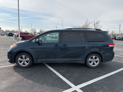Used 2011 Toyota Sienna LE image 3