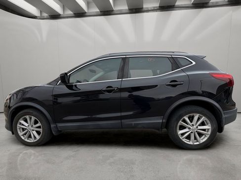 Used 2018 Nissan Rogue Sport SV image 2