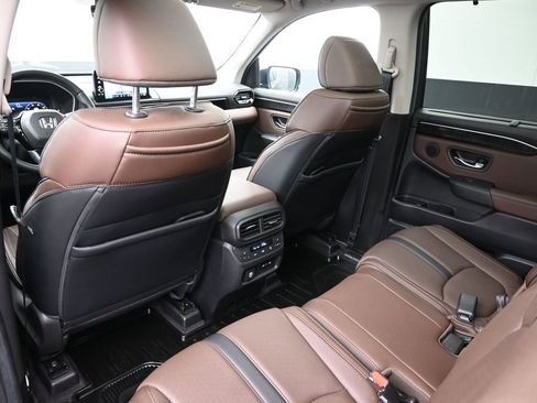 Used 2025 Honda Pilot Elite image 11