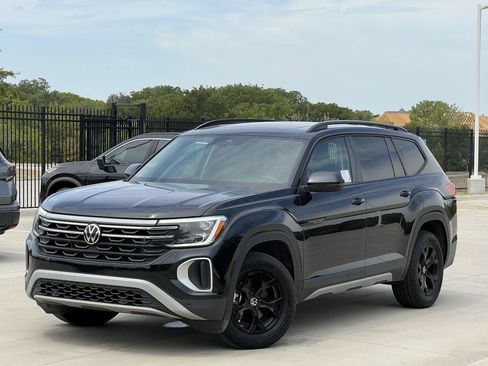 Used 2025 Volkswagen Atlas Peak Edition SE AWD/4WD image 2