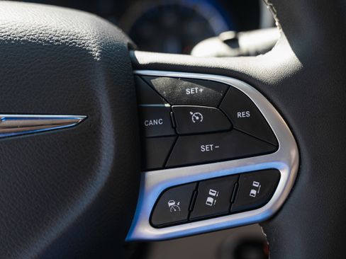 Used 2024 Chrysler Pacifica Touring-L image 17