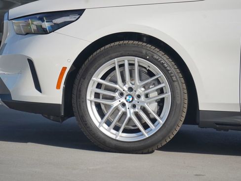 Used 2025 BMW 530i w/ Premium Package image 5