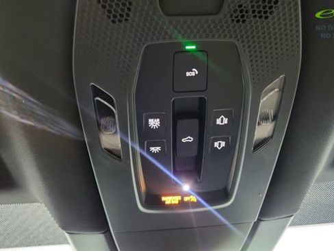 Used 2025 Porsche Macan Electric RWD image 56