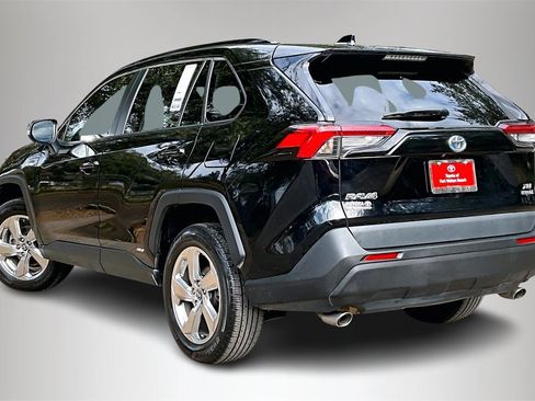 Used 2021 Toyota RAV4 XLE Premium image 4