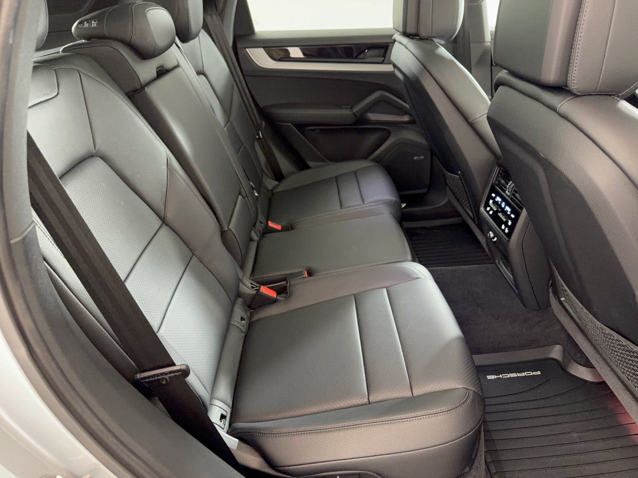 Certified 2024 Porsche Cayenne AWD/4WD image 32