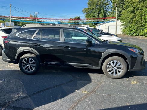 Used 2023 Subaru Outback Premium AWD/4WD image 5