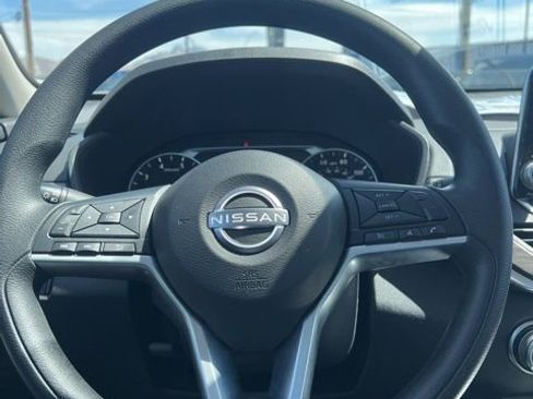 Used 2025 Nissan Altima 2.5 SV image 12