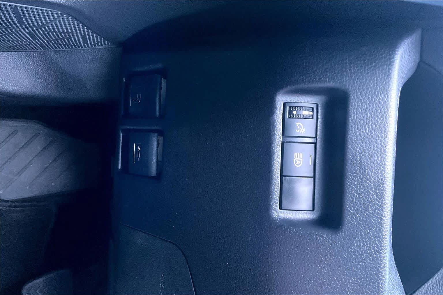 Used 2025 Toyota RAV4 XLE FWD image 33