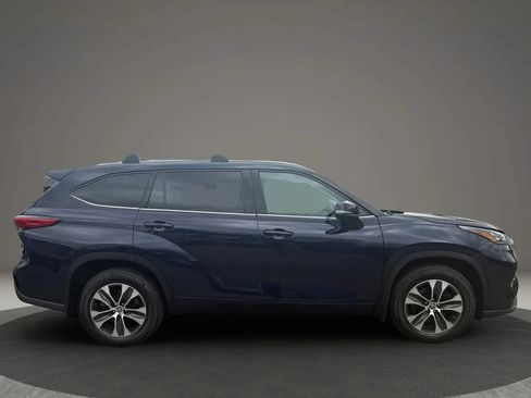 Used 2020 Toyota Highlander XLE AWD/4WD image 4