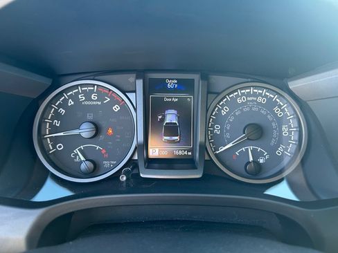 Used 2021 Toyota Tacoma TRD Off-Road w/ Technology Package AWD/4WD image 15