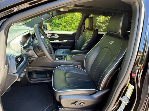 Used 2025 Chrysler Pacifica Limited FWD image 11
