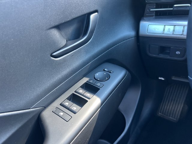 Certified 2025 Hyundai Kona SEL AWD/4WD image 12