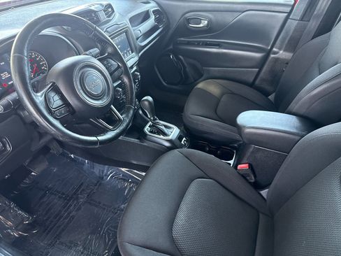 Used 2018 Jeep Renegade Altitude w/ Cold Weather Group FWD image 9