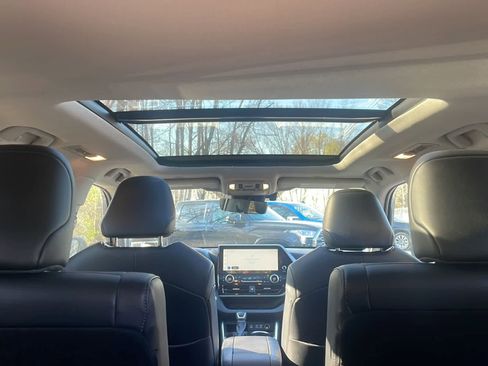 Used 2023 Toyota Highlander Platinum image 10