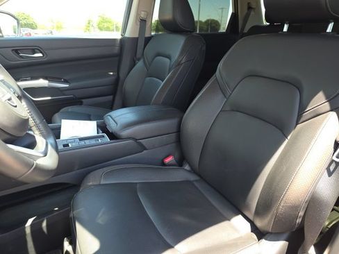 Used 2025 Nissan Pathfinder SL FWD image 6