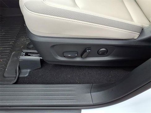 Used 2025 Nissan Pathfinder SL w/ SL Premium Package image 5