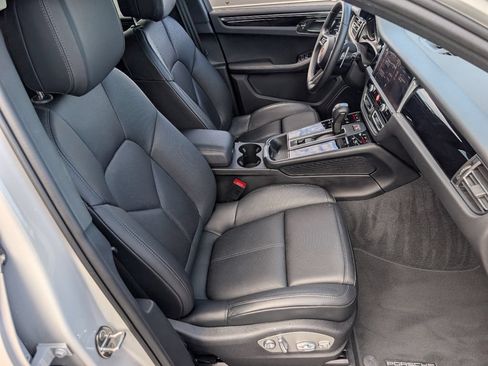 Certified 2025 Porsche Macan AWD/4WD image 17