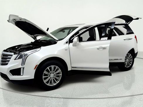Used 2017 Cadillac XT5 Luxury w/ Driver Awareness Package FWD image 9