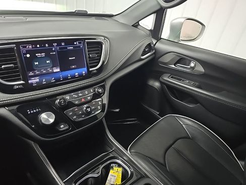 Used 2022 Chrysler Pacifica Limited w/ S Appearance Package image 26