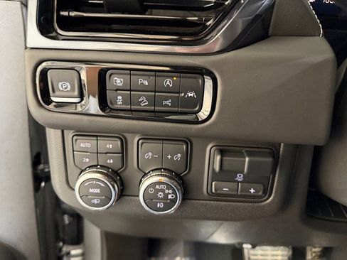 Used 2025 GMC Yukon AT4 Ultimate AWD/4WD image 7