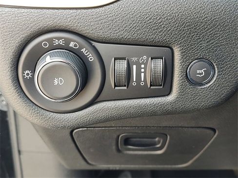 Certified 2018 Jeep Cherokee Limited w/ Technology Group image 26