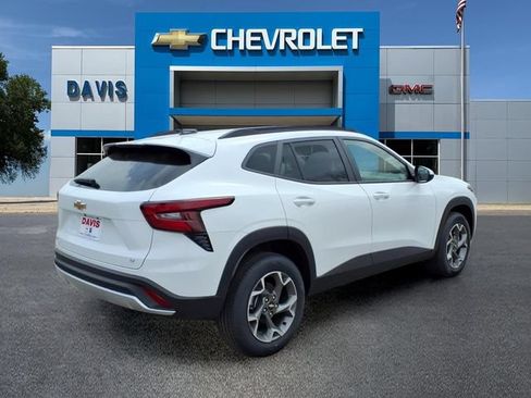 New 2026 Chevrolet Trax LT w/ LT Convenience Package FWD image 3