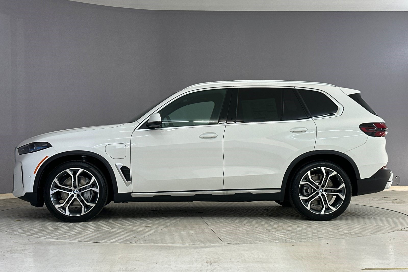 New 2026 BMW X5 xDrive50e w/ Premium Package AWD/4WD image 2