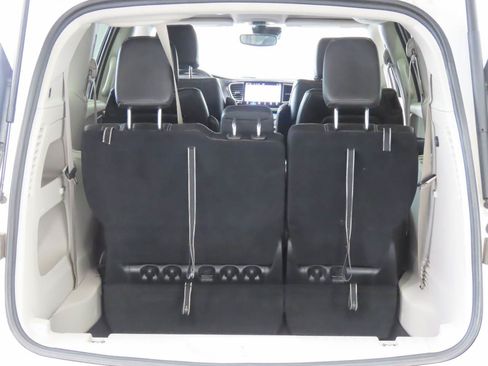 Used 2024 Chrysler Pacifica Touring-L FWD image 16