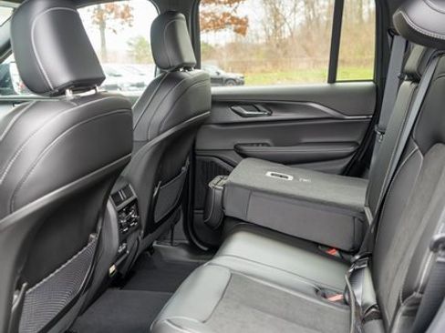 New 2025 Jeep Grand Cherokee Laredo image 10