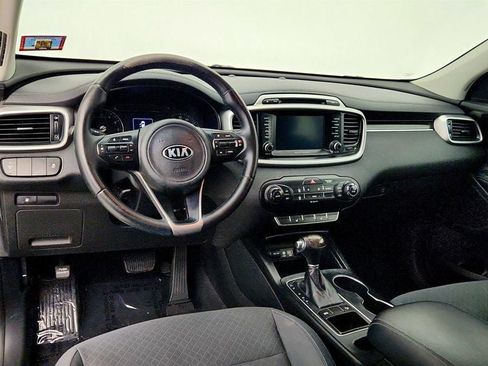 Used 2018 Kia Sorento FWD image 12