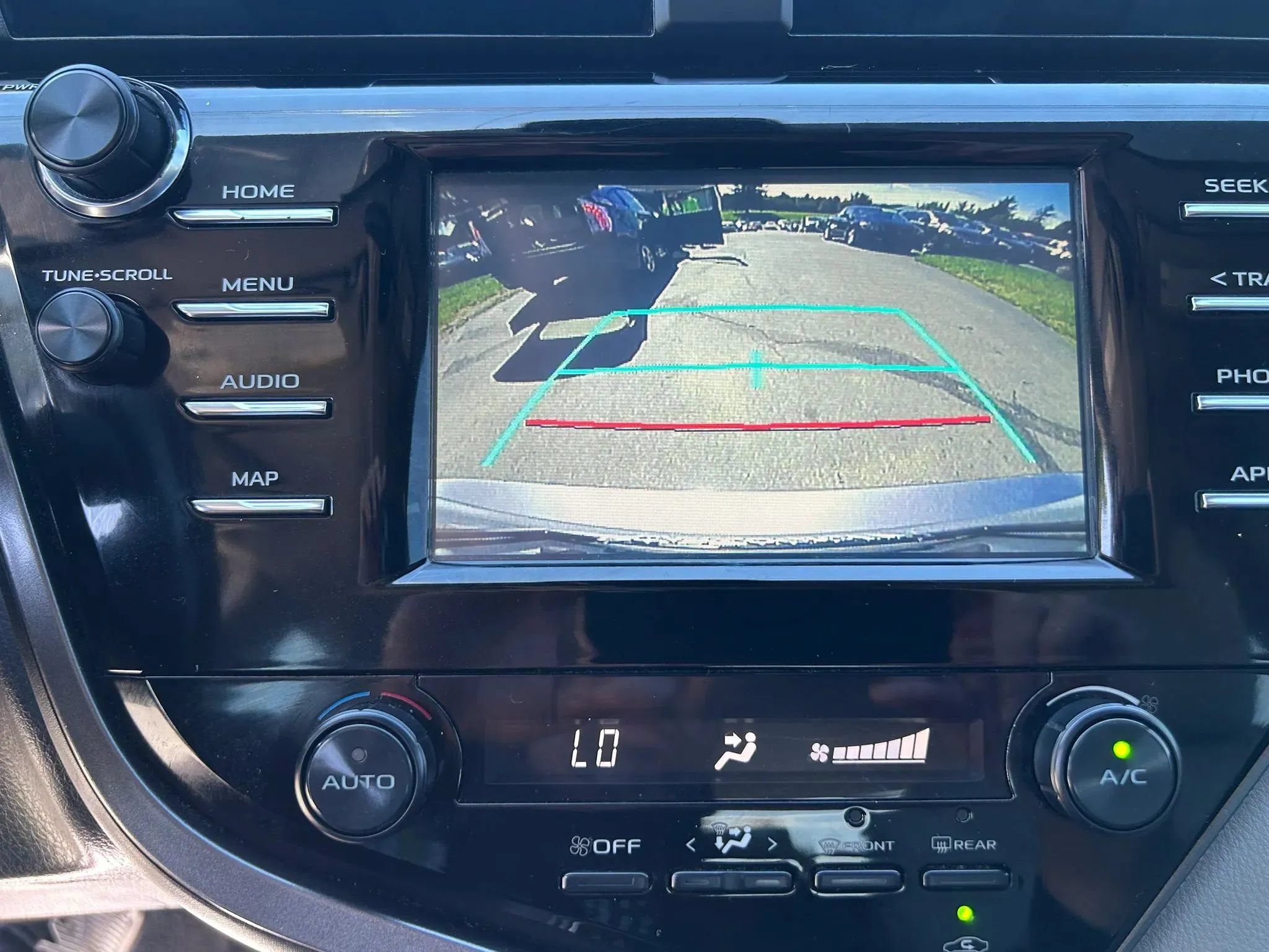 Used 2019 Toyota Camry SE FWD image 22