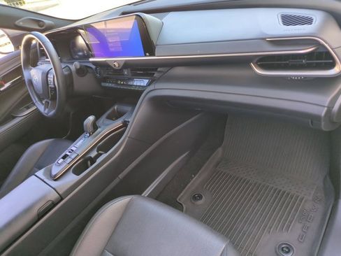 Used 2023 Toyota Crown Limited image 22