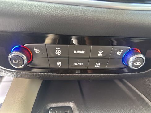 Used 2019 Buick Enclave Essence image 16