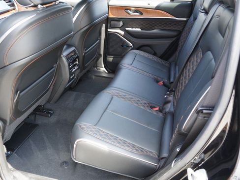 Used 2025 Jeep Grand Cherokee Summit AWD/4WD image 31