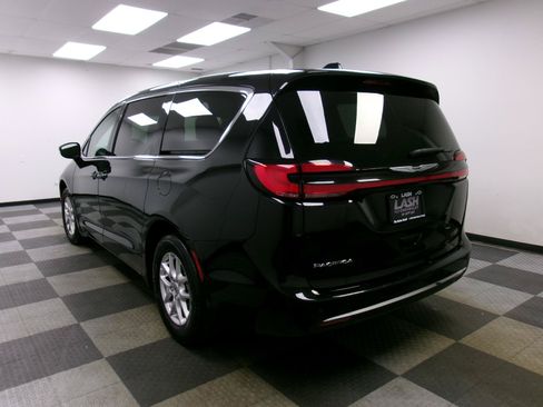 Used 2024 Chrysler Pacifica Touring-L FWD image 2